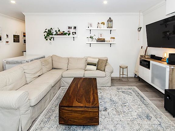 5th image of 195 Mary St #209