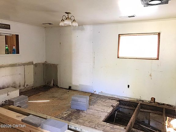 4th image of 2161 Collins Rd