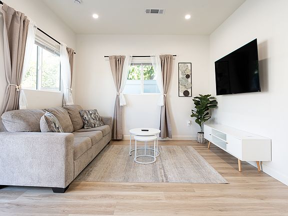 2nd image of 2000 W Victory Blvd #101