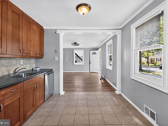 4th image of 608 Burgundy Dr