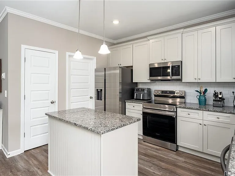 106 Belmont Ln — Photo 3