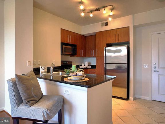 2nd image of 1021 N Garfield St APT 534