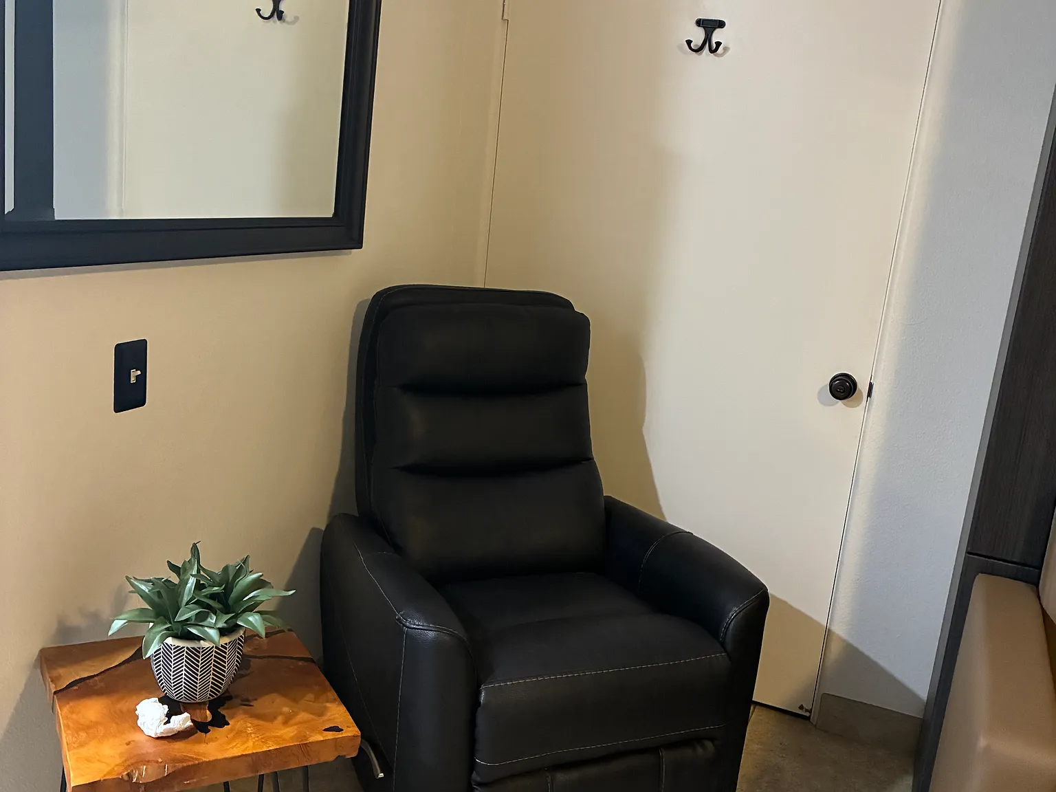 Studio, 300 sqft, $1,300 — Photo 4