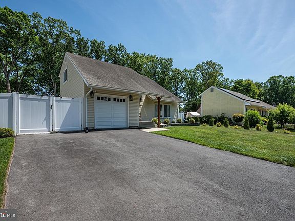 2nd image of 10 Edgeview Ln