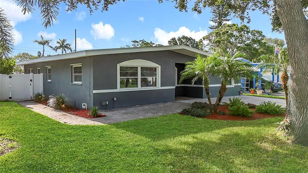 4 bed, 2.0 bath, 1732 sqft, $3,700 — Photo 2