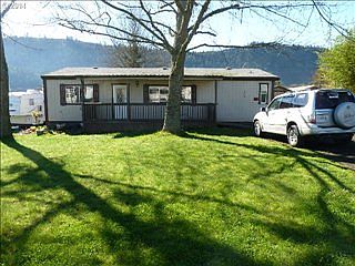 2nd image of 831 SE Meadowood Dr