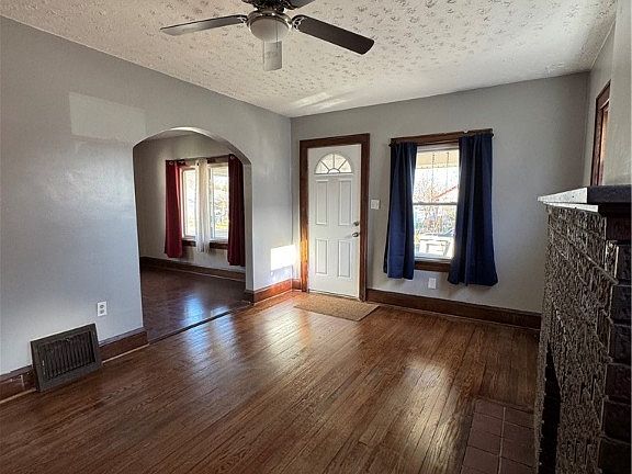 5th image of 2490 Pelton Ave