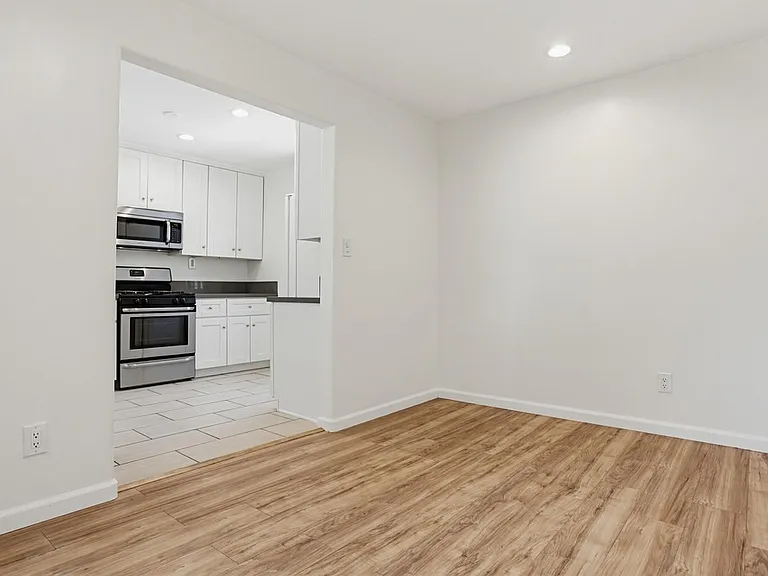 5026 70th St — Photo 3