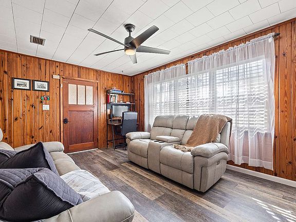 2nd image of 723 NW Palm Dr