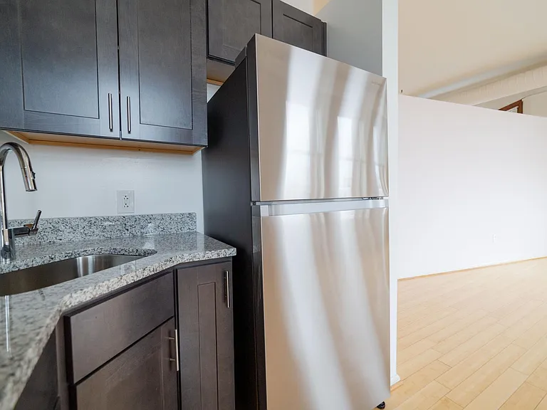 1900 W 25th St #305 — Photo 3