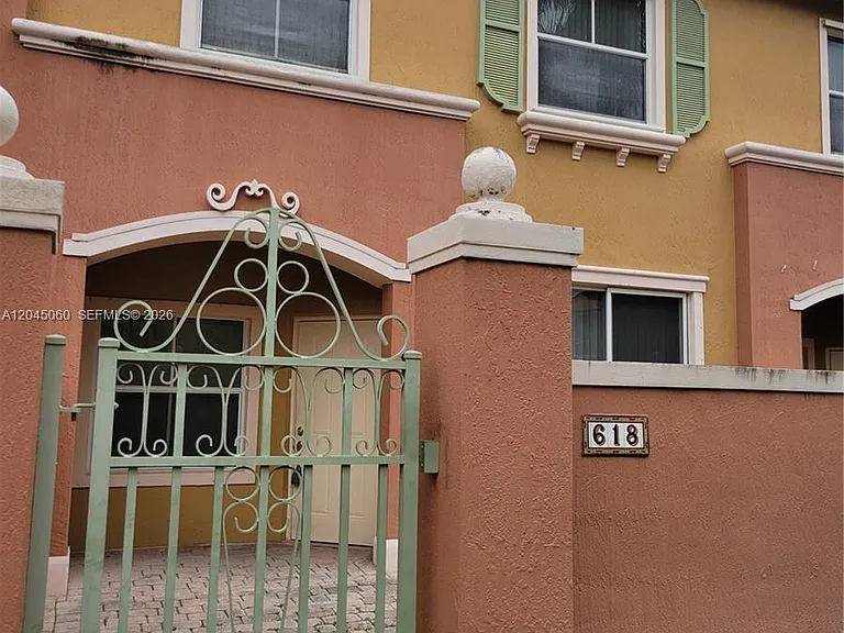 618 SW 106th Ave #1511 — Photo 1