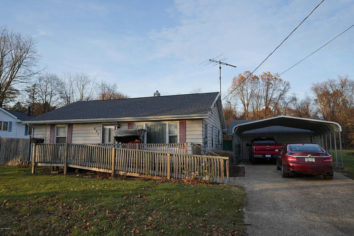 807 E Broadwell St photo 1