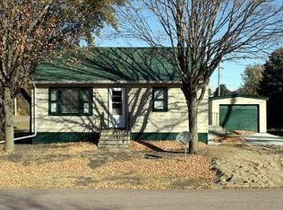 102 E Calumet Ave, George, IA 51237