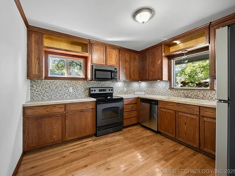 411 W Toledo St — Photo 2