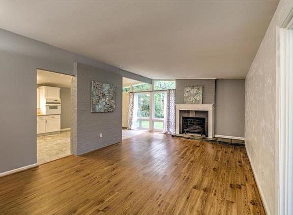 2nd image of 2865 Holiday Hill Dr