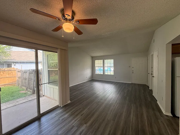512 Willowbend Cv — Photo 3
