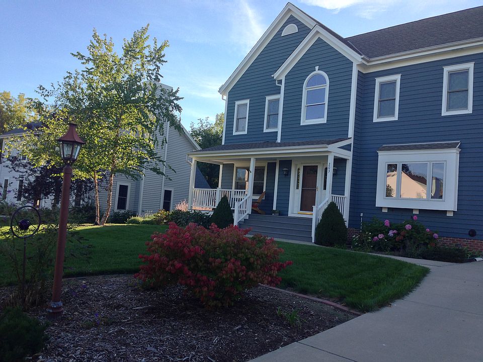 1st image of 203 Woodlands Ct