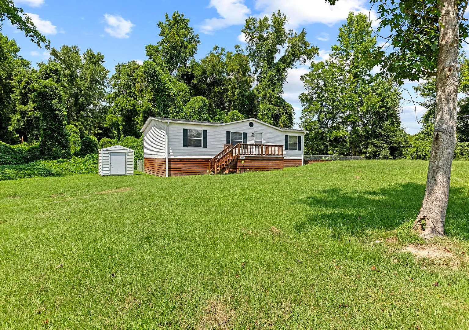 Available now! 3 bedroom — Photo 2