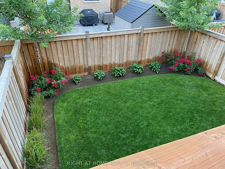 214 Cranbrook Cres — Photo 3