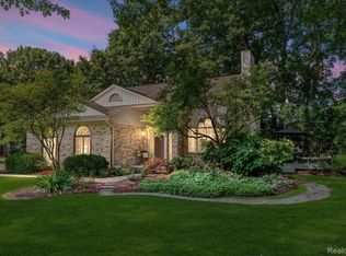 522 River Ridge Dr, Waterford, MI 48327