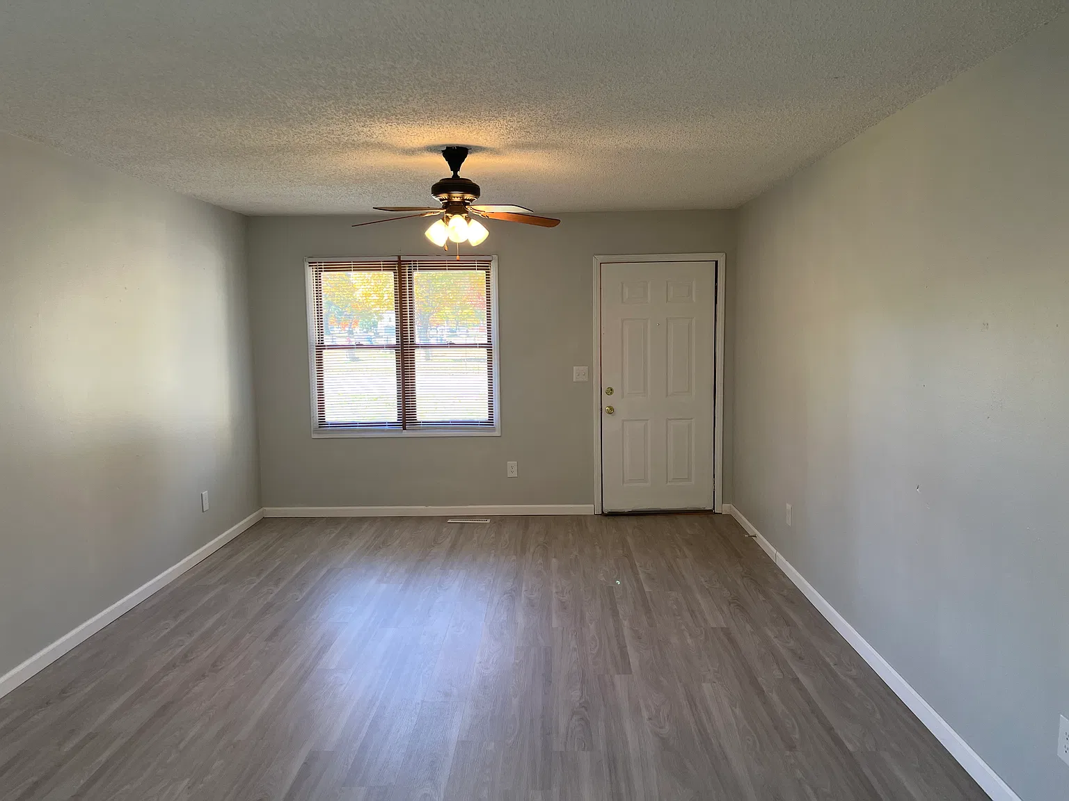 2 bed, 1.5 bath, 1080 sqft, $1,050 — Photo 2