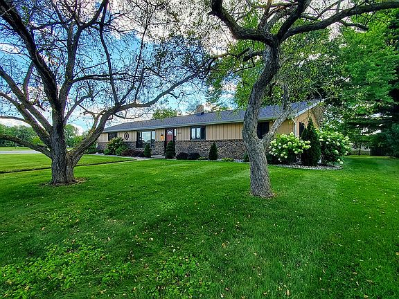 2nd image of 524 Winthrop Ln