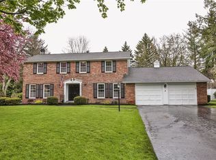4 Whitecliff Dr, Pittsford, NY 14534