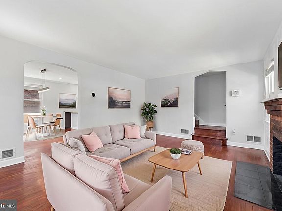 3rd image of 4826 Woodlawn Dr