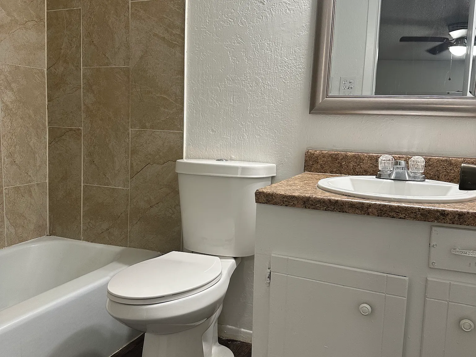 1 bed, 1.5 bath, 990 sqft, $780 — Photo 3