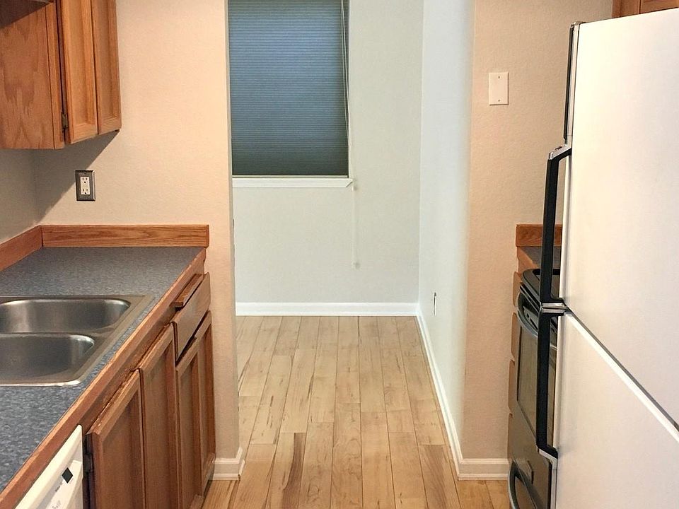 1st image of 1015 208th St SW