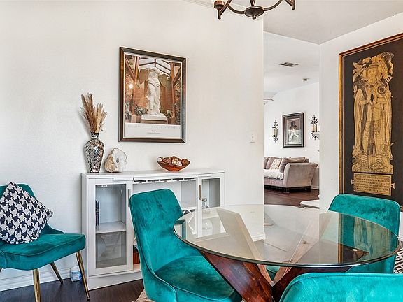 4th image of 2304 Leslie St