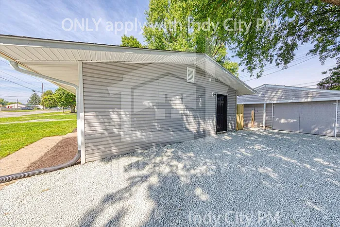3 bed, 1.0 bath, 900 sqft, $1,600 — Photo 3