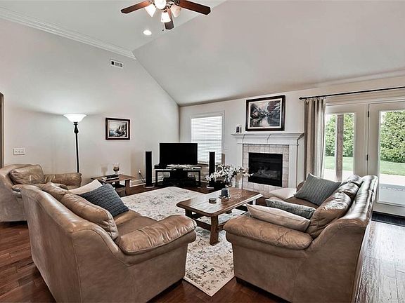 4th image of 3703 NE Oakbrooke Ave