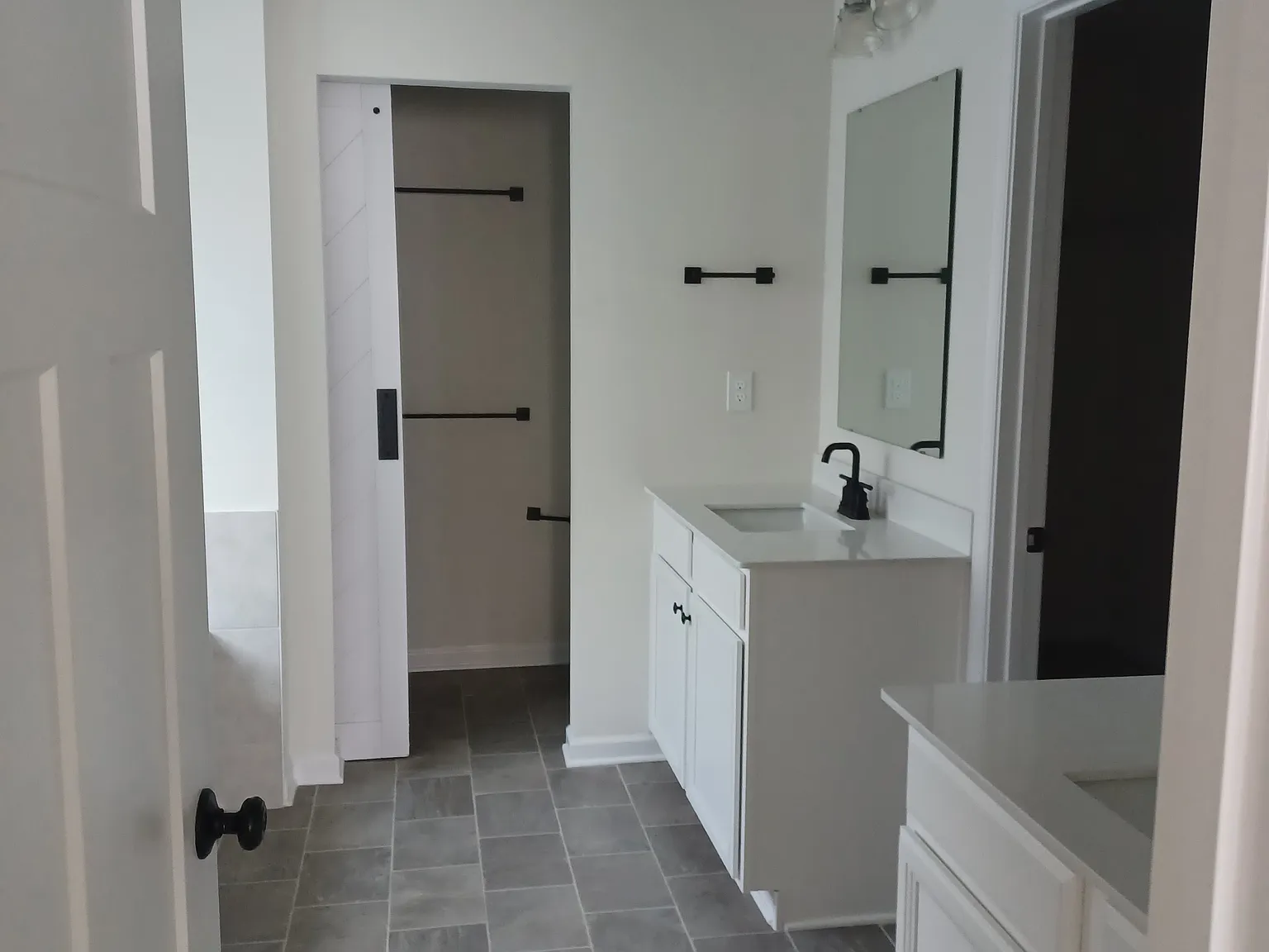 4 bed, 3.5 bath, 3714 sqft, $3,500 — Photo 2
