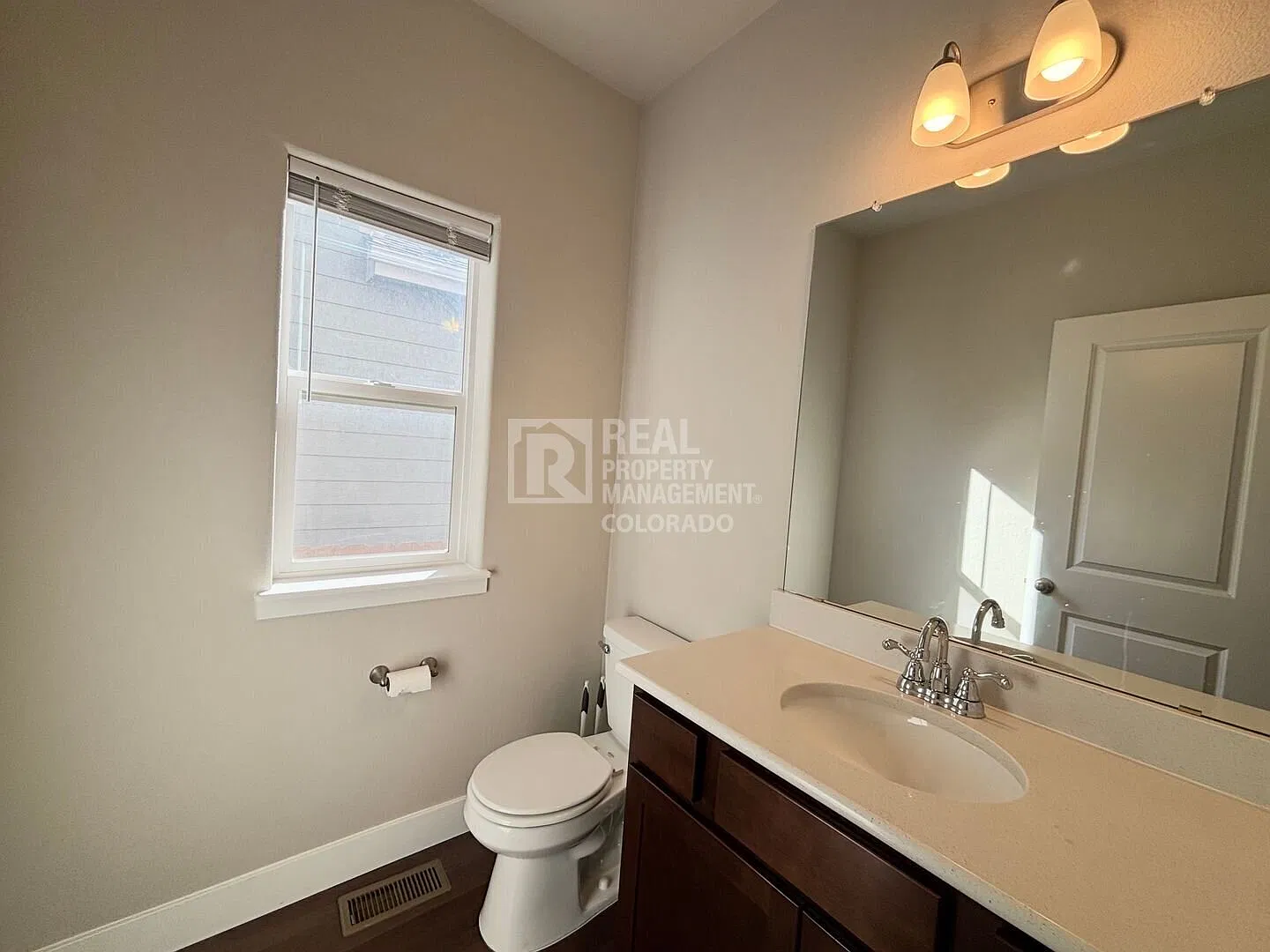 Spacious 4BR Home with 3-Car Garage, Solar Panels & Central AC — Photo 4
