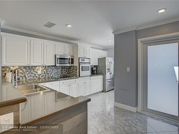 3rd image of 801 SE 16th Ct APT 6