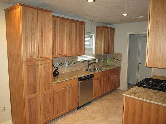 4th image of 16921 Cedarwood Dr