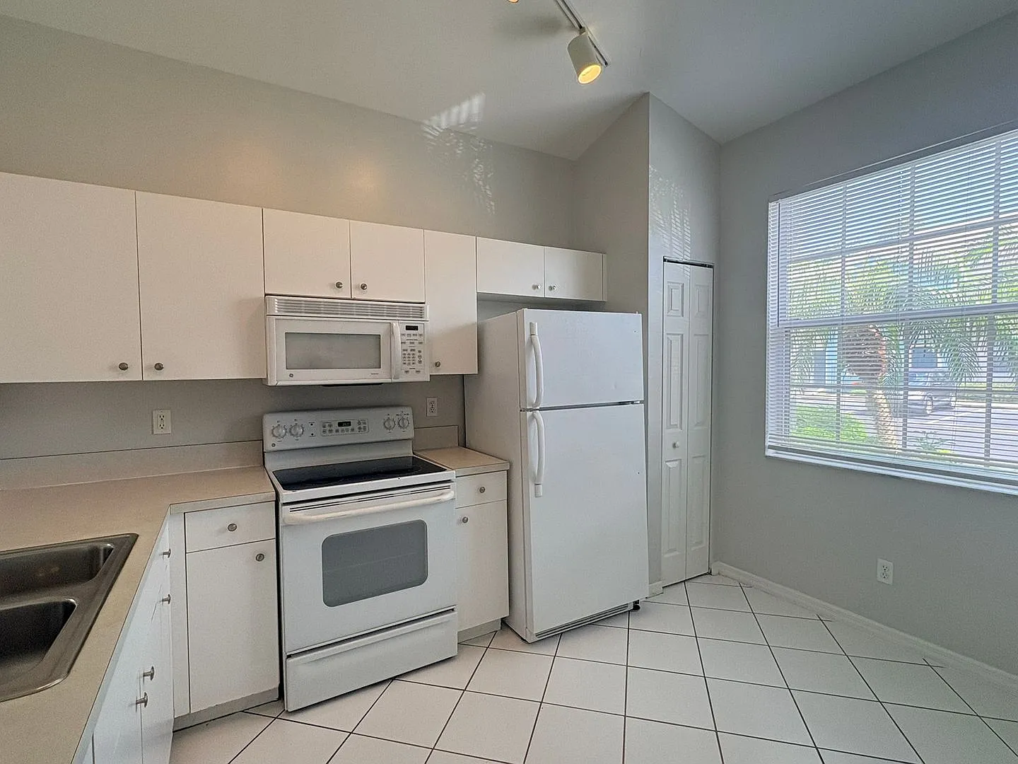 3/2.5 Townhome in Fort Myers for Rent — Photo 2