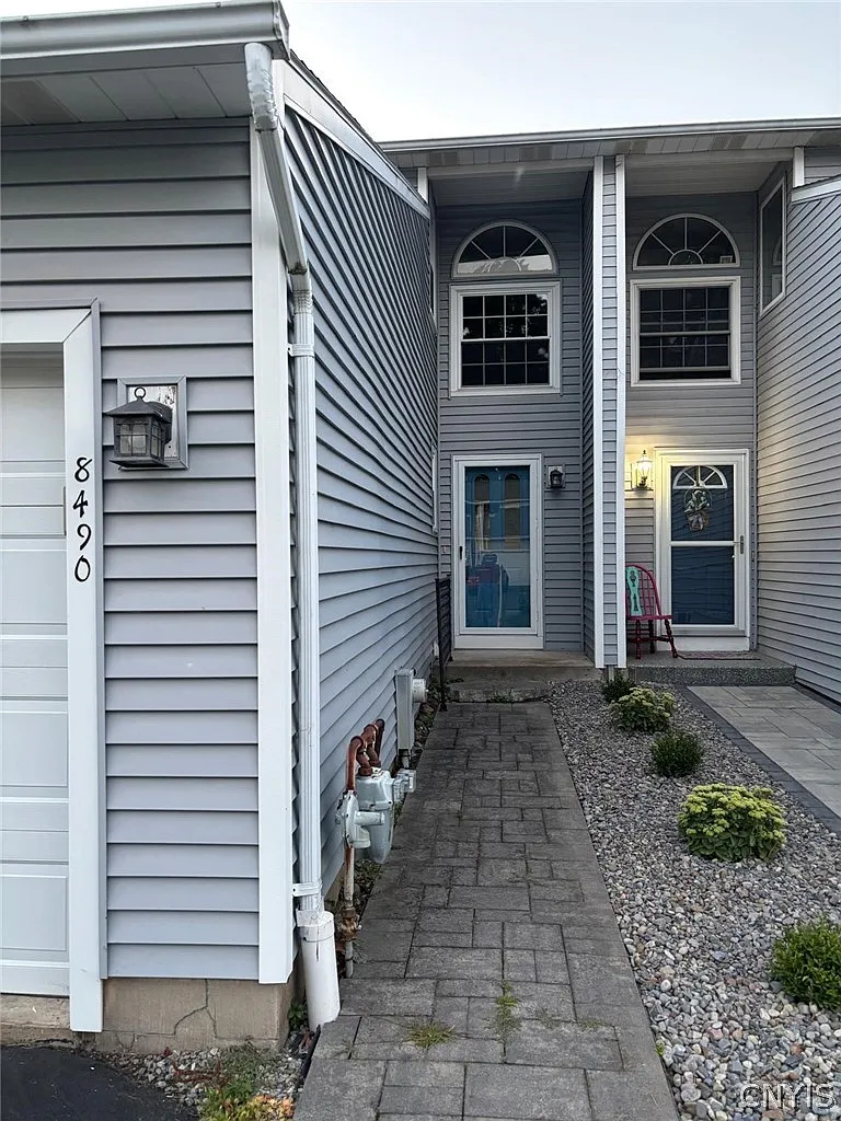 2 bed, 1.5 bath, 1176 sqft, $2,000 — Photo 2