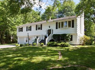 33 Minister Brook Dr, Simsbury, CT 06070