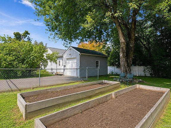 4th image of 6 Hillside Avenue