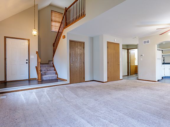 4th image of 410 Newport Cir