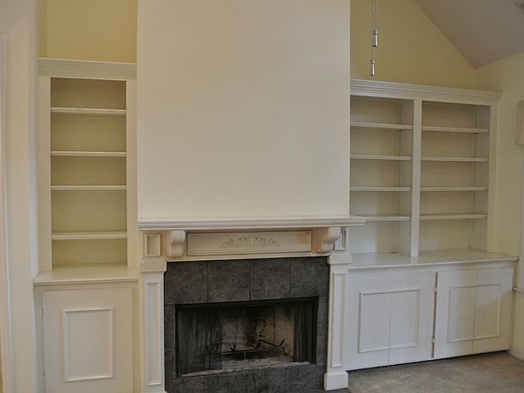 Built in bookcases/fireplace