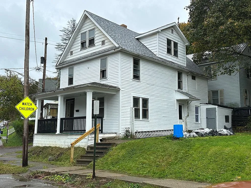 211 E 4th St photo 1