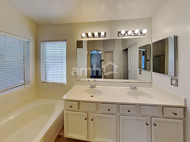 907 N Albert Dr — Photo 15