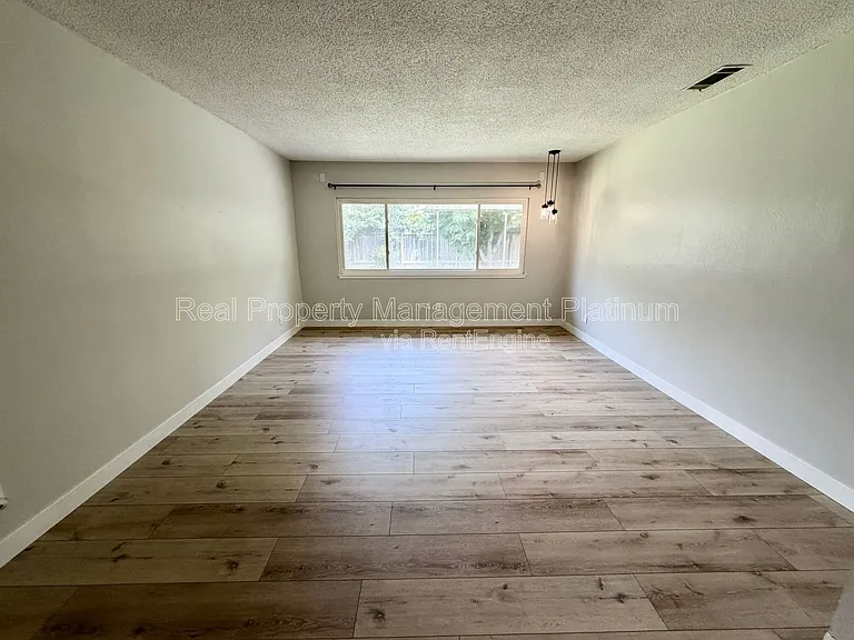 5694 N 9th St — Photo 11
