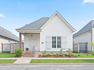 303 Manor House Ln, Lafayette, LA 70507