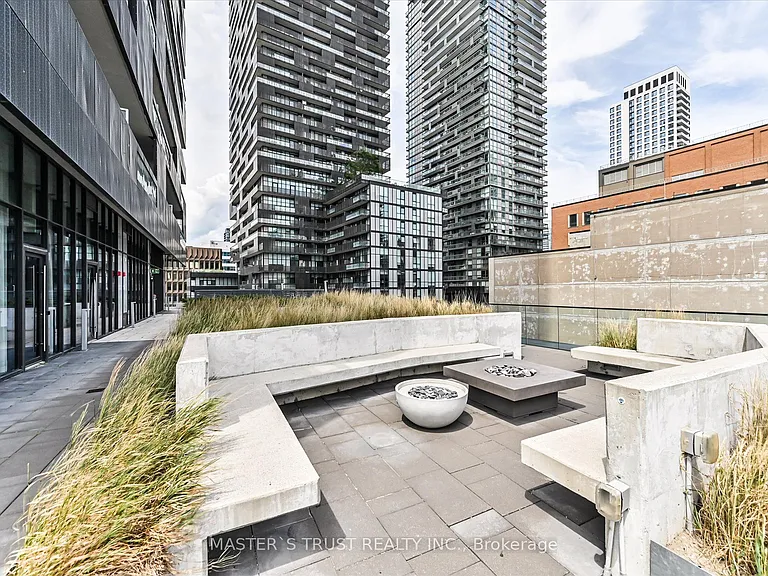 8 Eglinton Ave E #Penthouse 5801 — Photo 37
