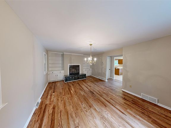 5th image of 284 Emerald Hills Dr