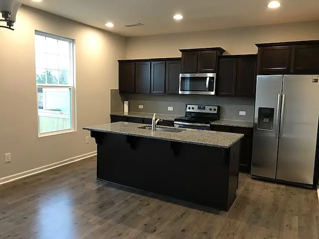 3 bed, 3.5 bath, 2200 sqft, $2,395 — Photo 4